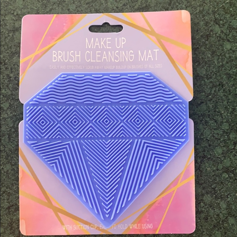 Makeup brush cleansing mat